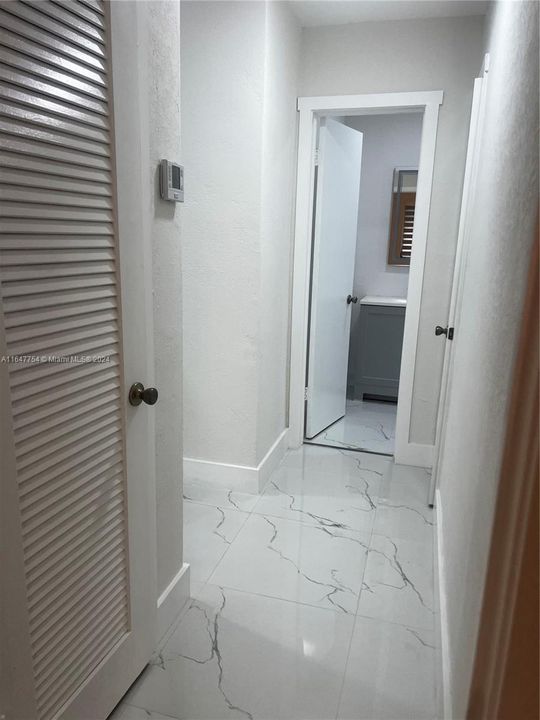 Active With Contract: $1,900 (1 beds, 1 baths, 875 Square Feet)