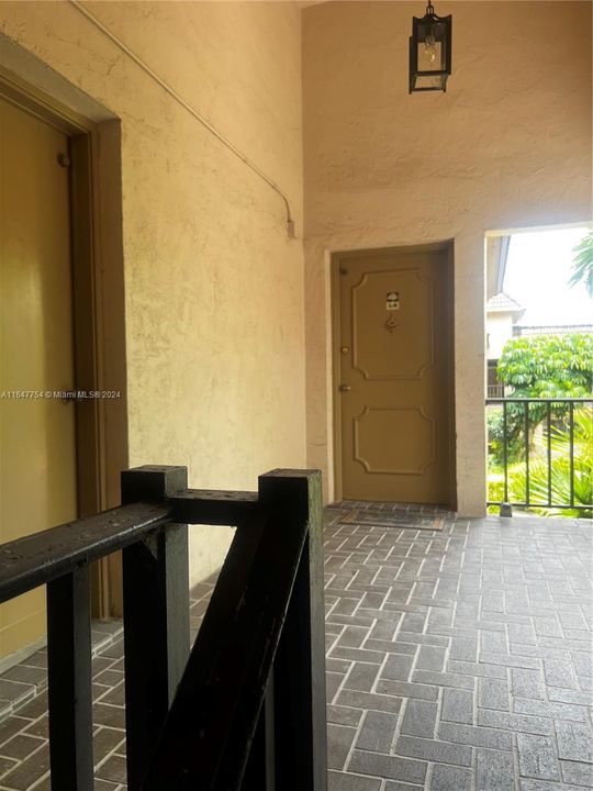 Active With Contract: $1,900 (1 beds, 1 baths, 875 Square Feet)