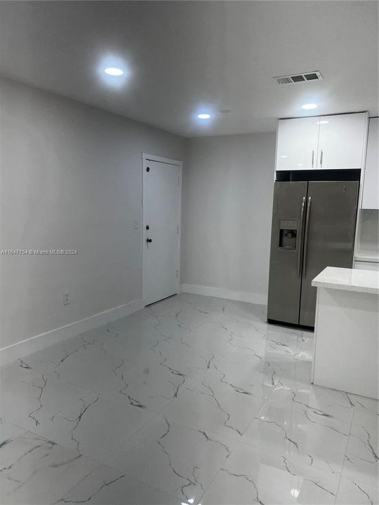 Active With Contract: $1,900 (1 beds, 1 baths, 875 Square Feet)