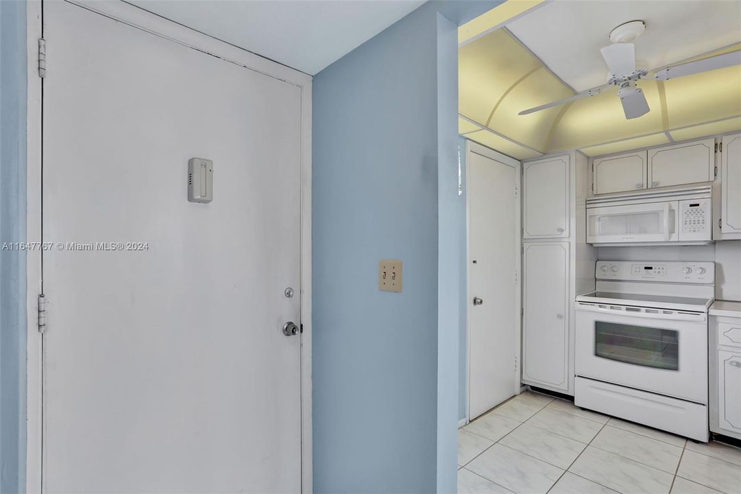 For Sale: $259,900 (1 beds, 1 baths, 775 Square Feet)