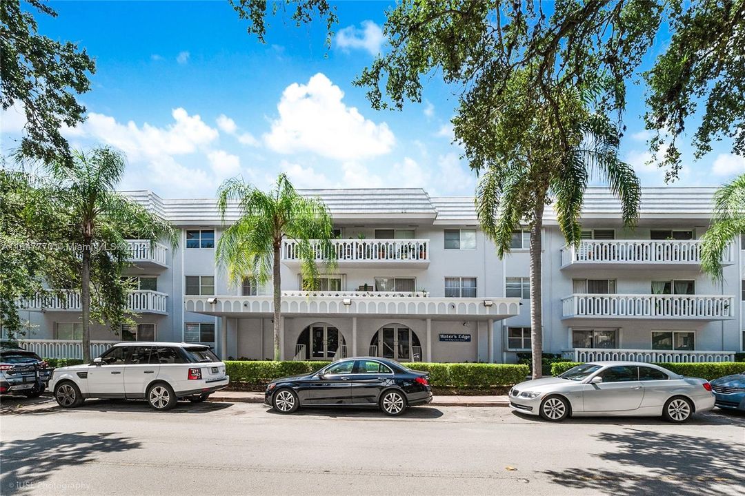 Active With Contract: $415,000 (1 beds, 1 baths, 808 Square Feet)