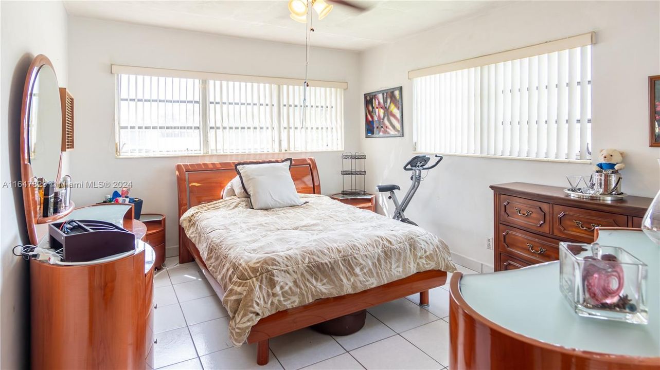 For Sale: $470,000 (2 beds, 1 baths, 1040 Square Feet)