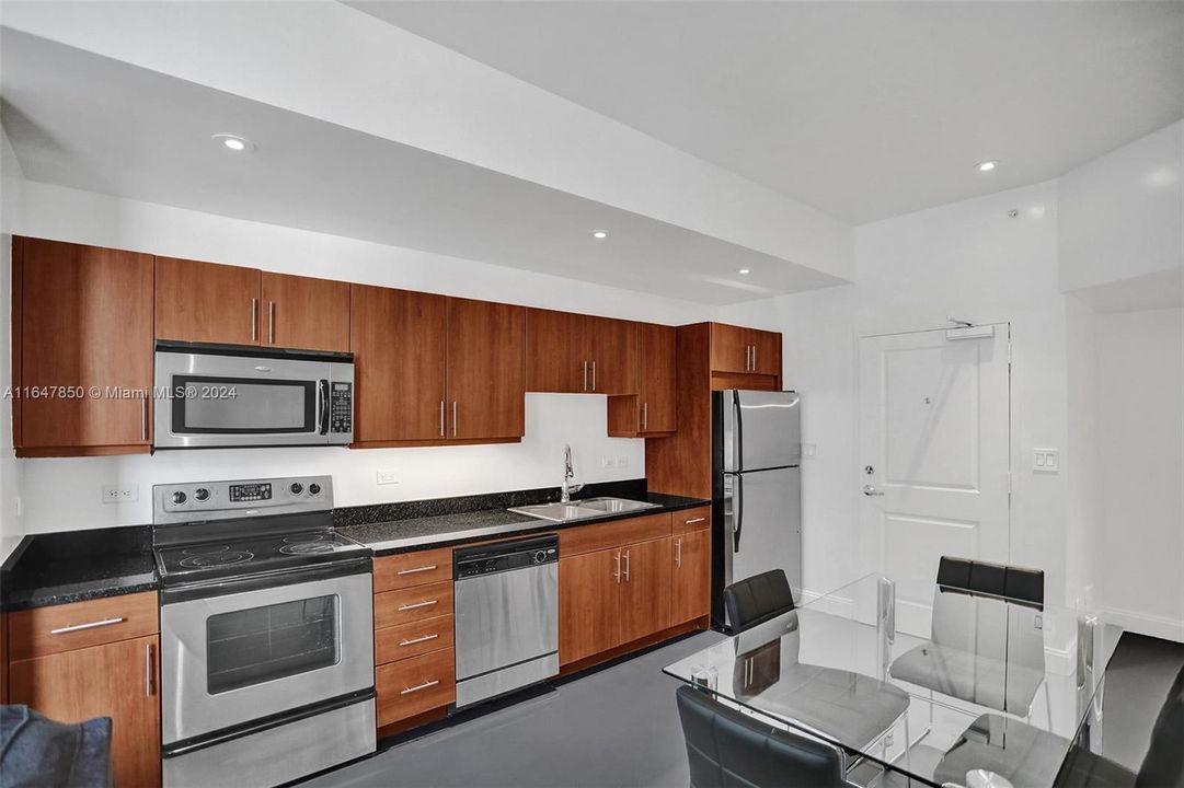 For Sale: $265,000 (1 beds, 1 baths, 553 Square Feet)