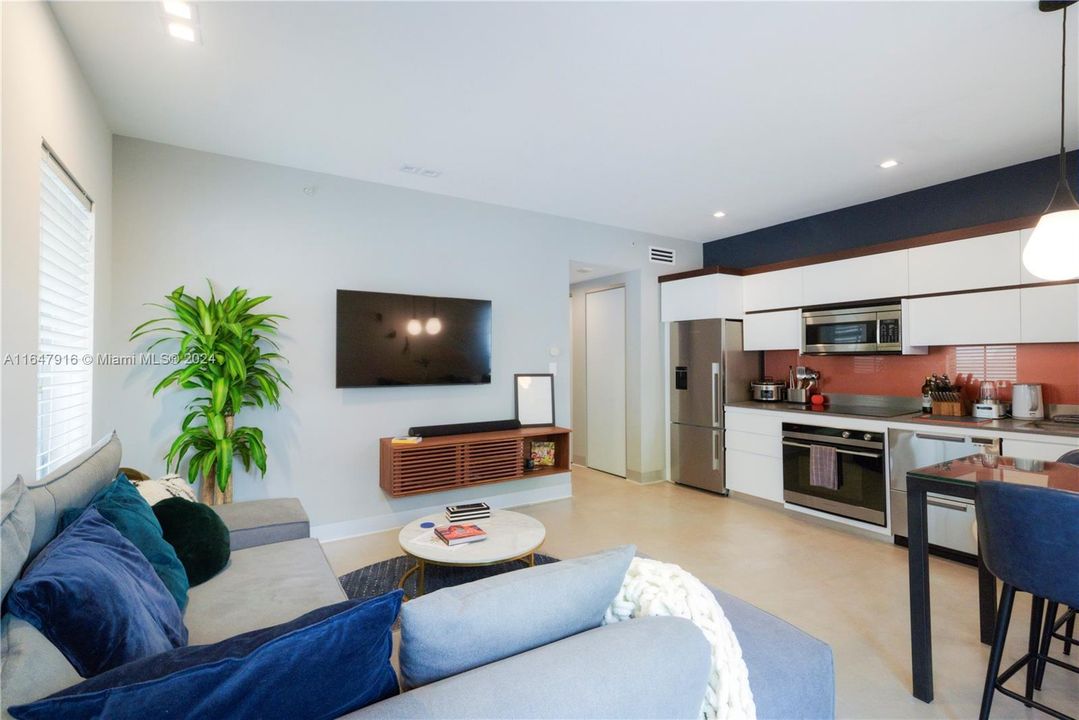 For Sale: $434,500 (1 beds, 1 baths, 680 Square Feet)