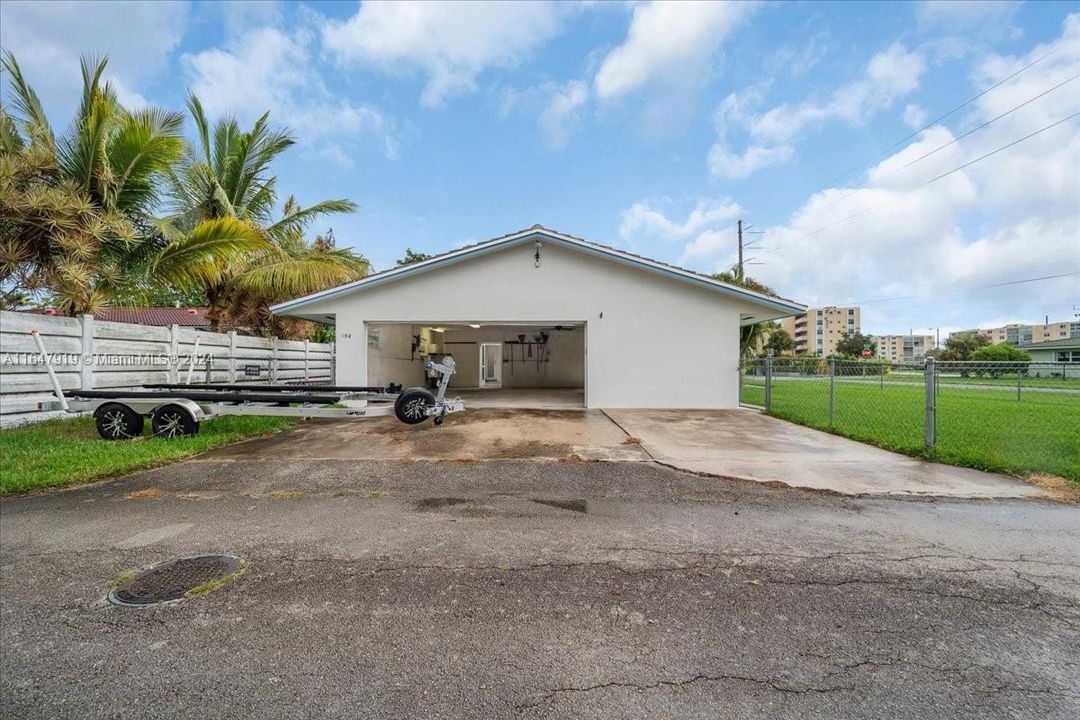 For Sale: $1,090,000 (3 beds, 2 baths, 1959 Square Feet)