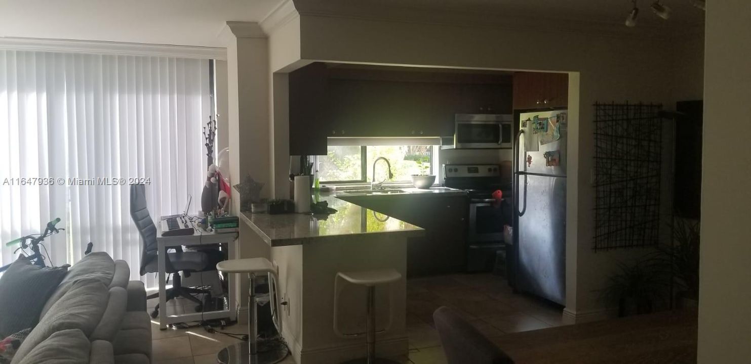 For Sale: $310,000 (1 beds, 1 baths, 767 Square Feet)