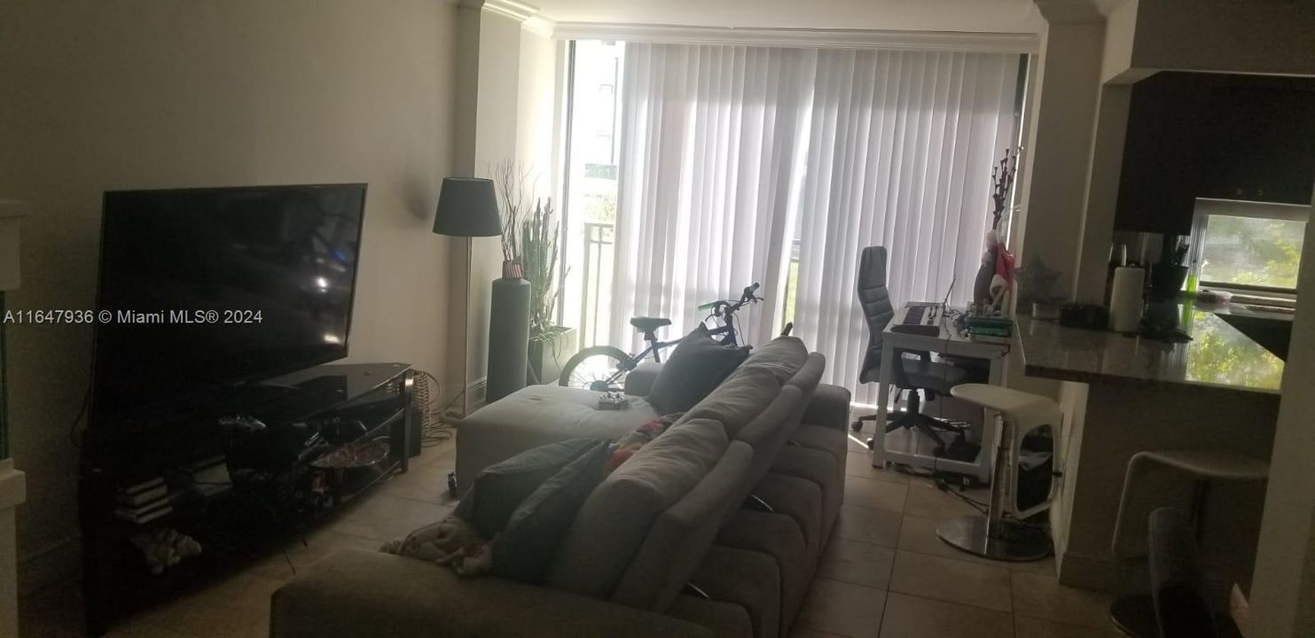 For Sale: $310,000 (1 beds, 1 baths, 767 Square Feet)