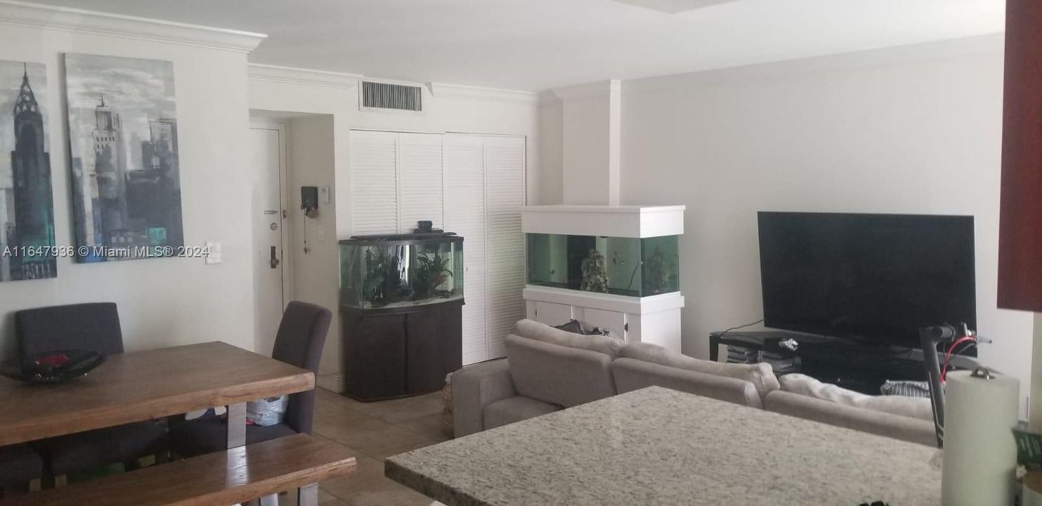For Sale: $310,000 (1 beds, 1 baths, 767 Square Feet)