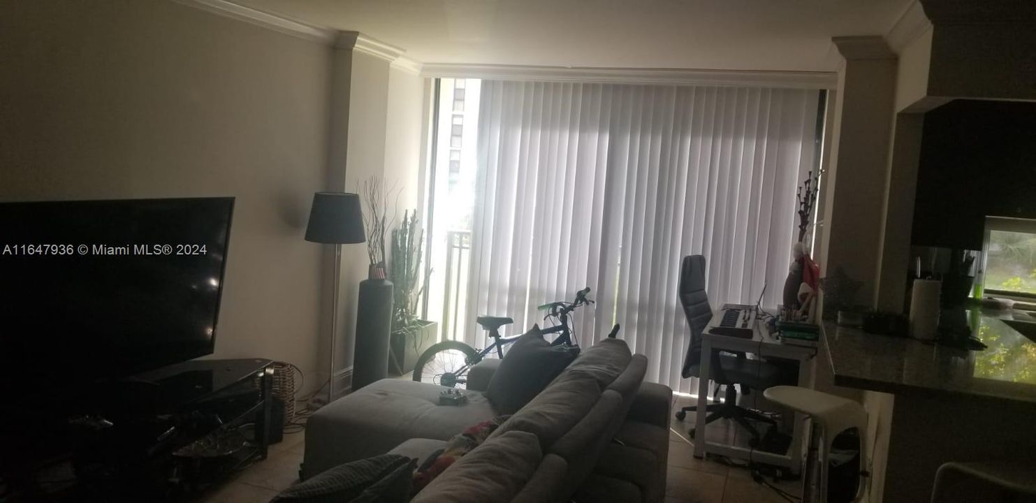 For Sale: $310,000 (1 beds, 1 baths, 767 Square Feet)
