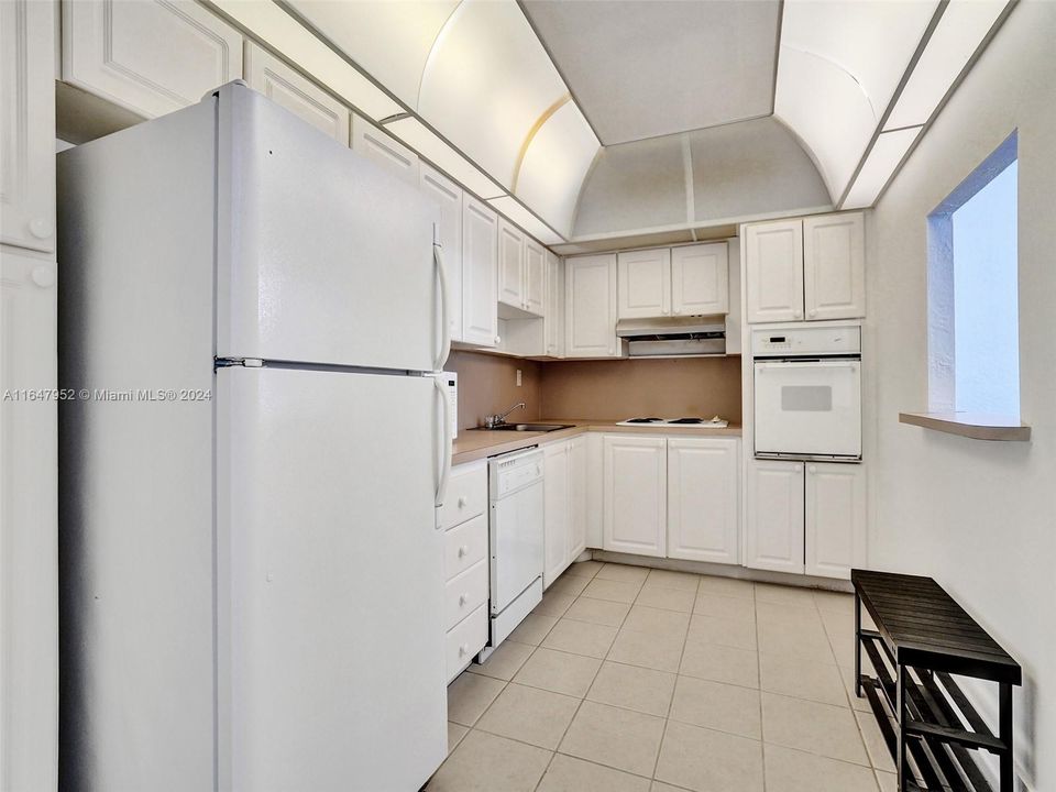 For Sale: $299,823 (1 beds, 1 baths, 1005 Square Feet)