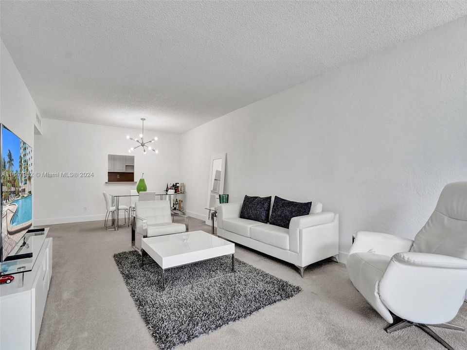 For Sale: $299,823 (1 beds, 1 baths, 1005 Square Feet)