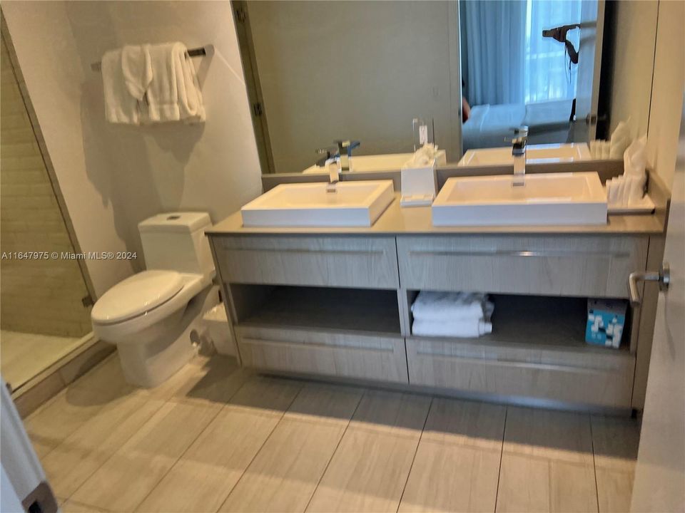 For Sale: $640,000 (1 beds, 1 baths, 702 Square Feet)