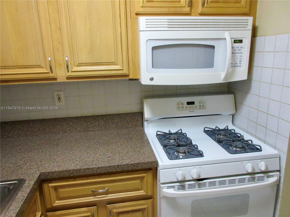 For Sale: $120,000 (1 beds, 1 baths, 660 Square Feet)