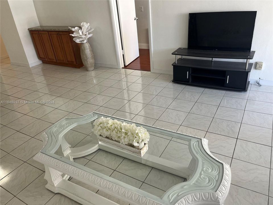 En Venta: $305,000 (2 camas, 2 baños, 1050 Pies cuadrados)