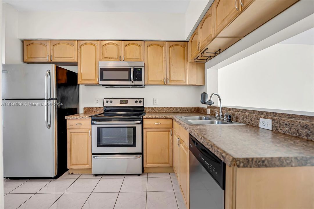 For Sale: $410,000 (2 beds, 2 baths, 1110 Square Feet)