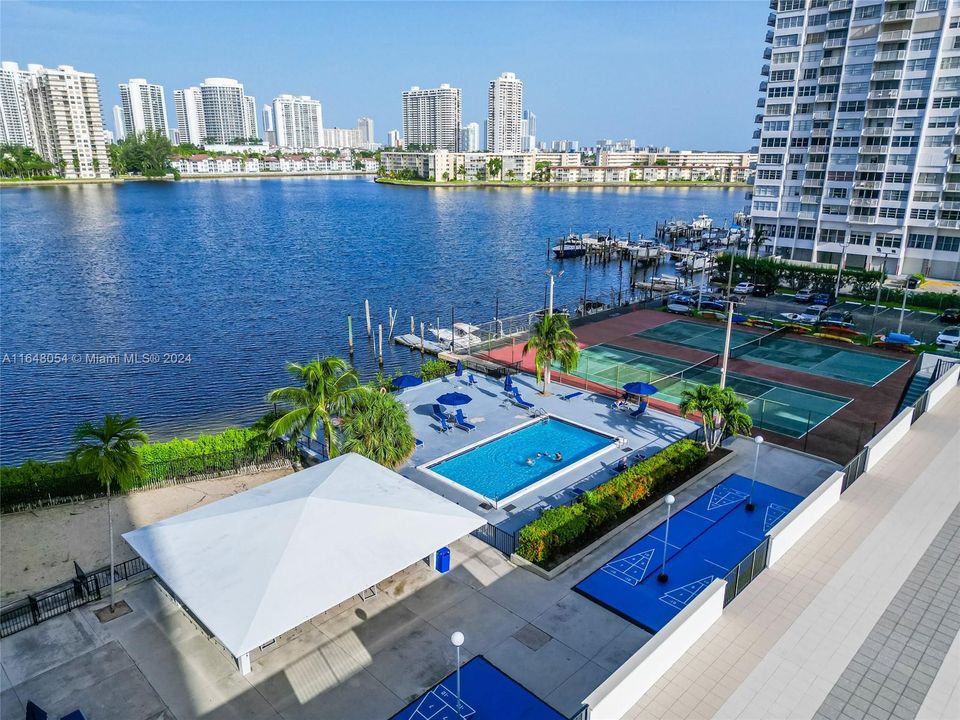 For Sale: $359,999 (2 beds, 2 baths, 1300 Square Feet)