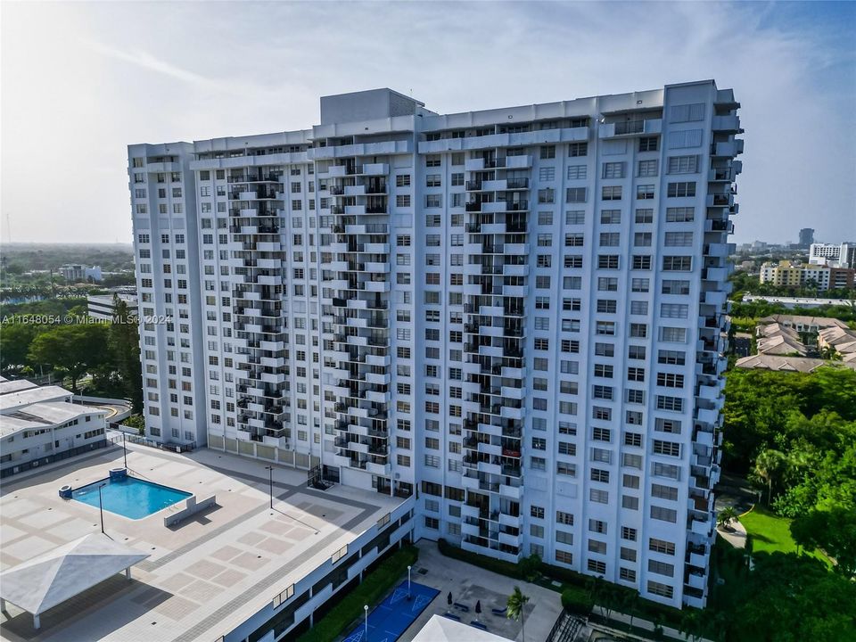 На продажу: $359,999 (2 спален, 2 ванн, 1300 Квадратных фут)