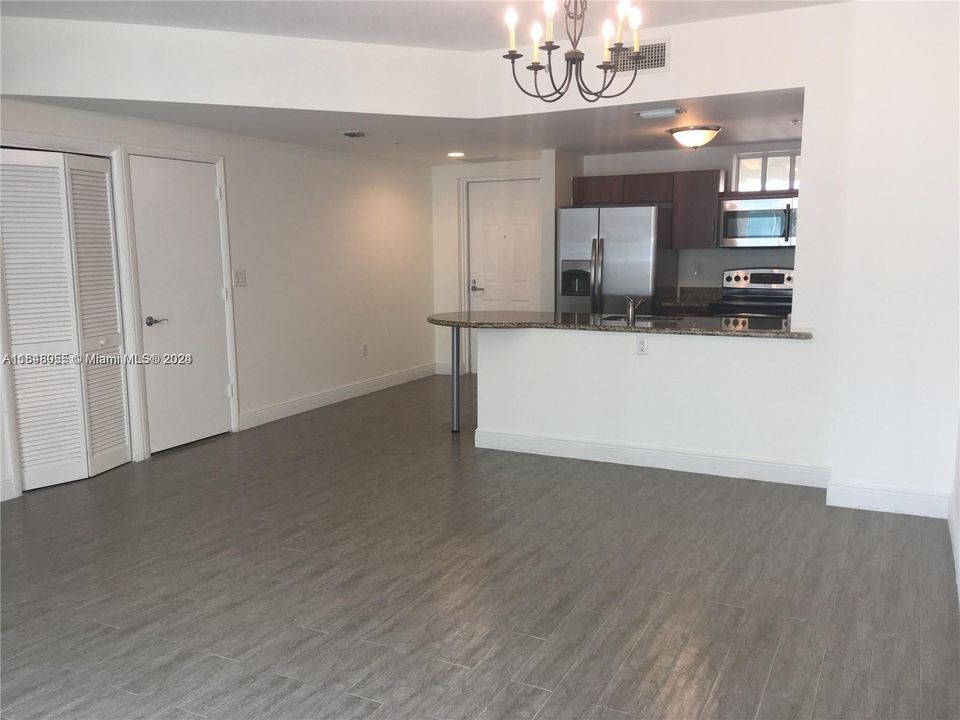 Active With Contract: $2,350 (1 beds, 1 baths, 822 Square Feet)