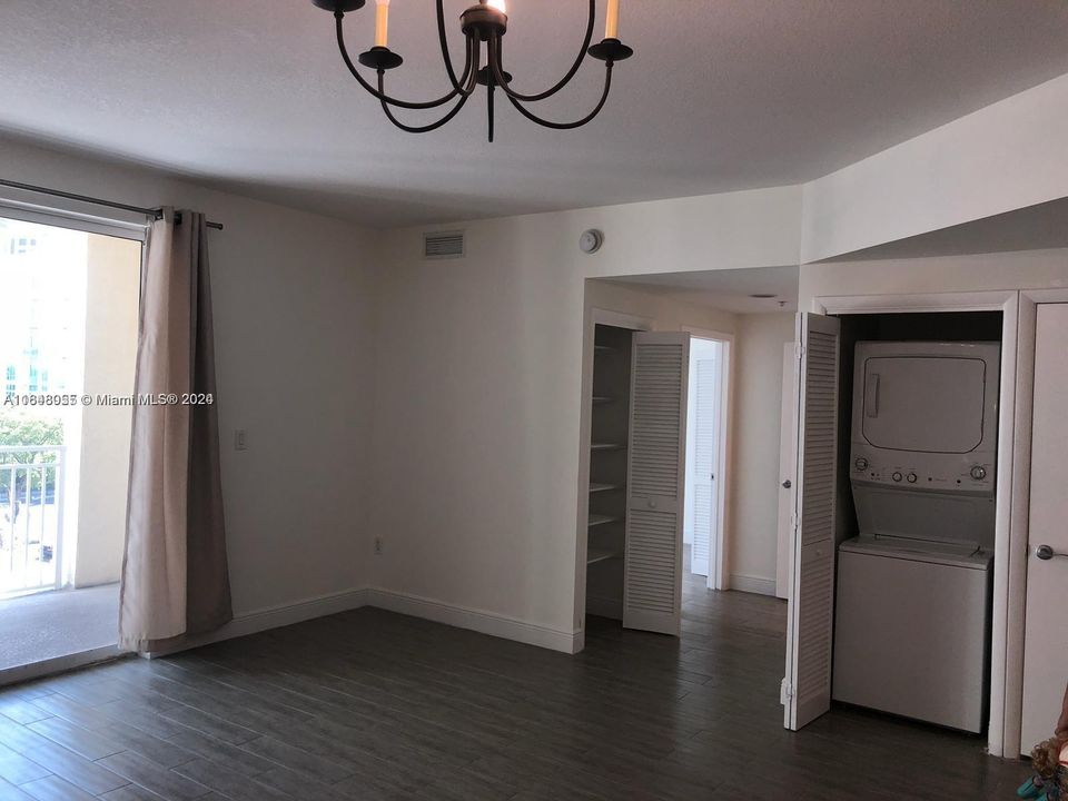 Active With Contract: $2,350 (1 beds, 1 baths, 822 Square Feet)