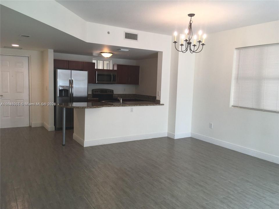 Active With Contract: $2,350 (1 beds, 1 baths, 822 Square Feet)