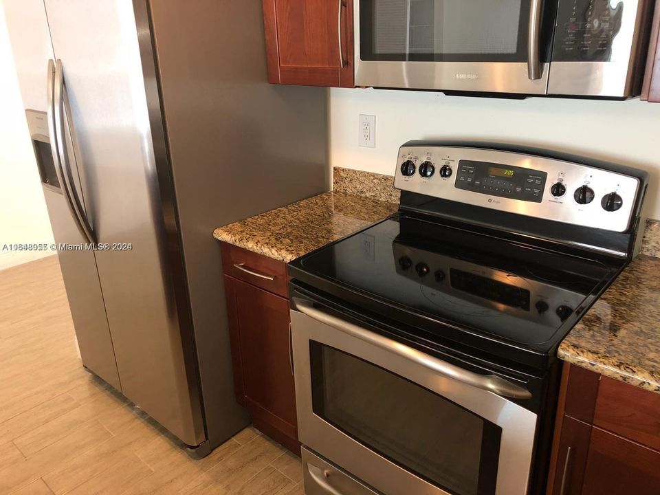 Active With Contract: $2,350 (1 beds, 1 baths, 822 Square Feet)