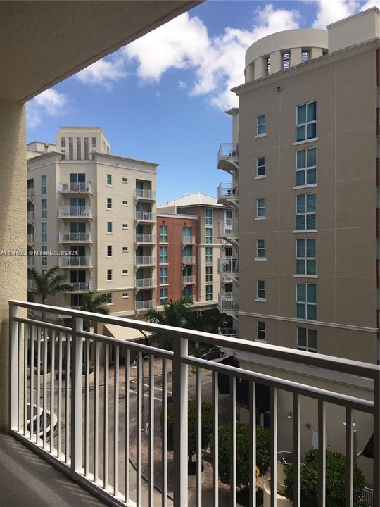 Active With Contract: $2,350 (1 beds, 1 baths, 822 Square Feet)