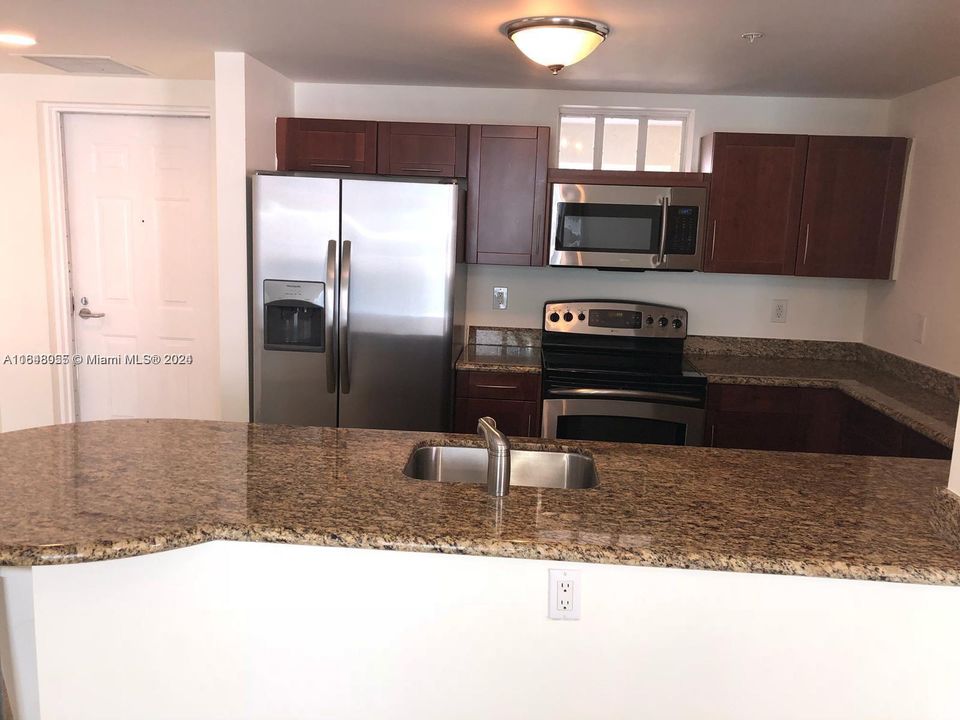 Active With Contract: $2,350 (1 beds, 1 baths, 822 Square Feet)