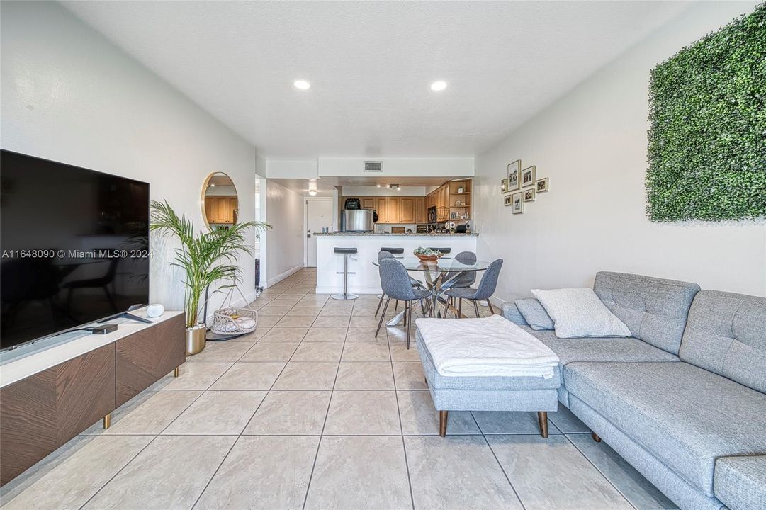 Active With Contract: $2,050 (1 beds, 1 baths, 810 Square Feet)