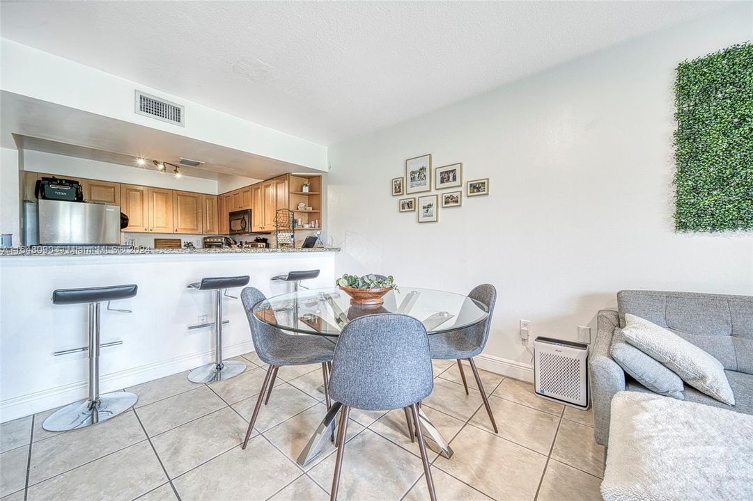 Active With Contract: $2,050 (1 beds, 1 baths, 810 Square Feet)