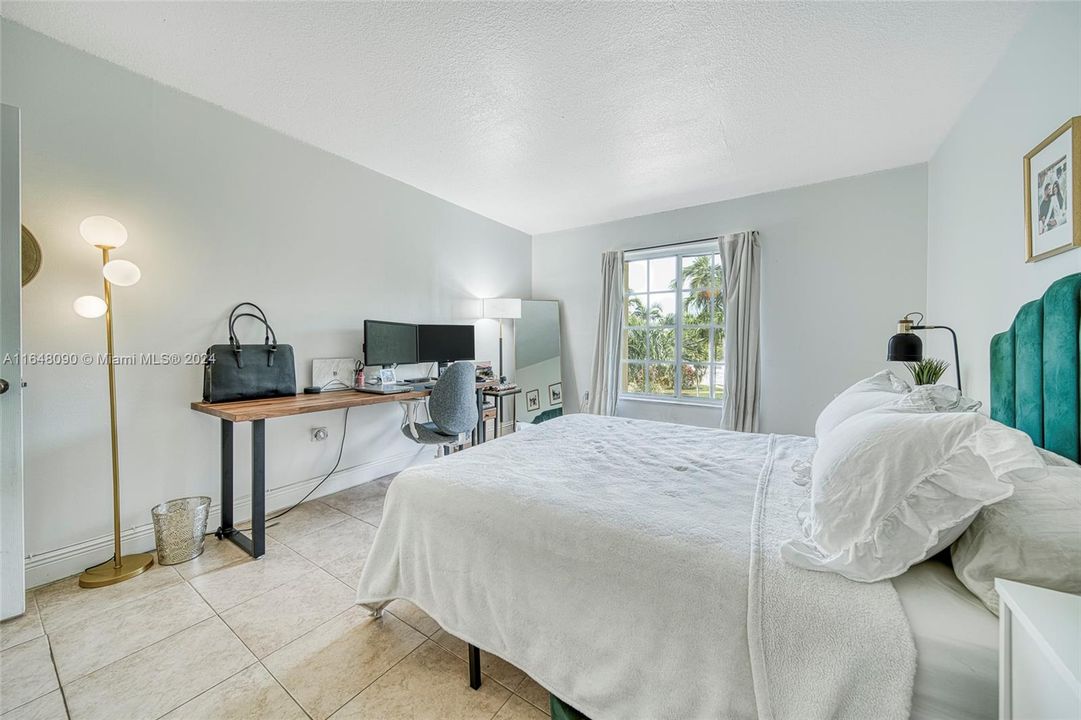 Active With Contract: $2,050 (1 beds, 1 baths, 810 Square Feet)