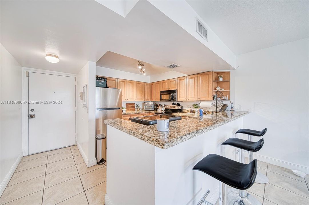 Active With Contract: $2,050 (1 beds, 1 baths, 810 Square Feet)