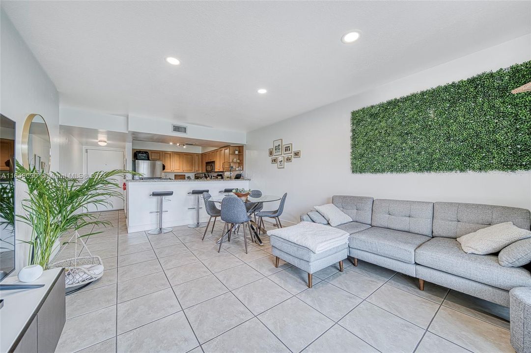 Active With Contract: $2,050 (1 beds, 1 baths, 810 Square Feet)