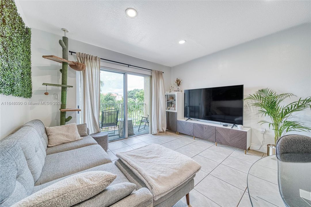 Active With Contract: $2,050 (1 beds, 1 baths, 810 Square Feet)