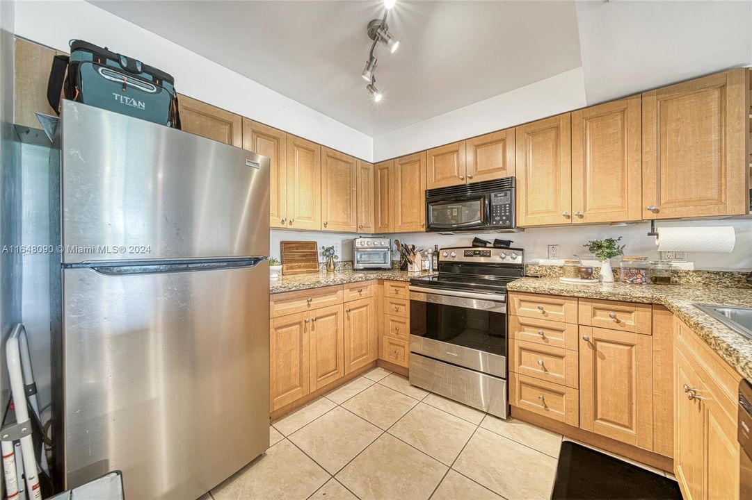 Active With Contract: $2,050 (1 beds, 1 baths, 810 Square Feet)