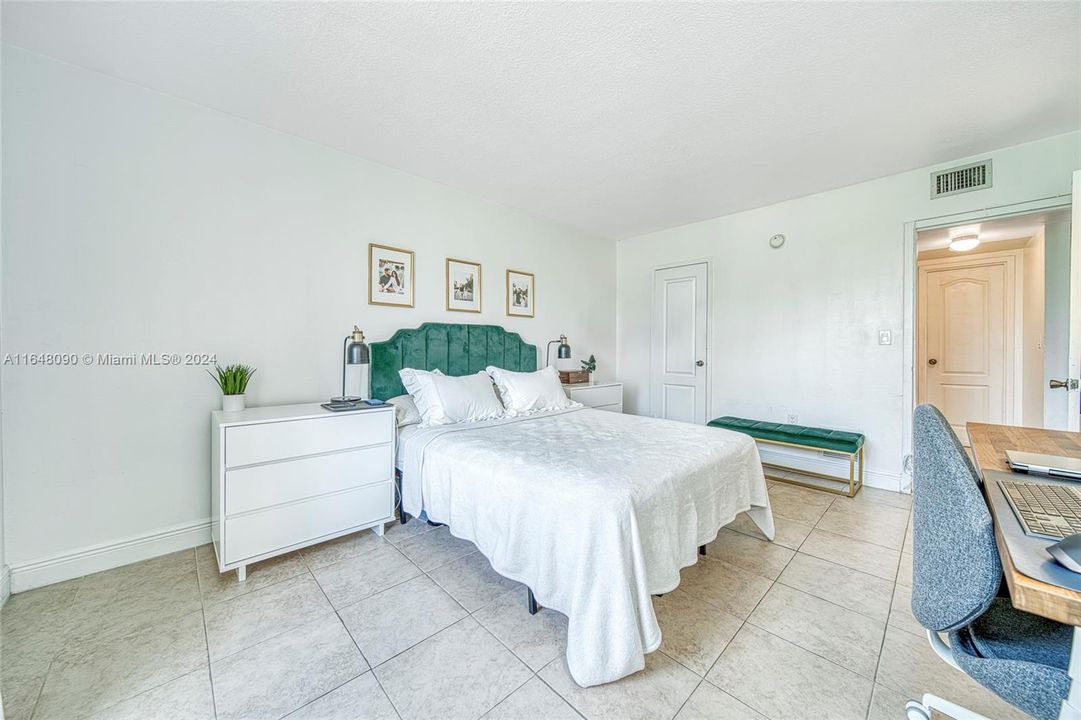 Active With Contract: $2,050 (1 beds, 1 baths, 810 Square Feet)