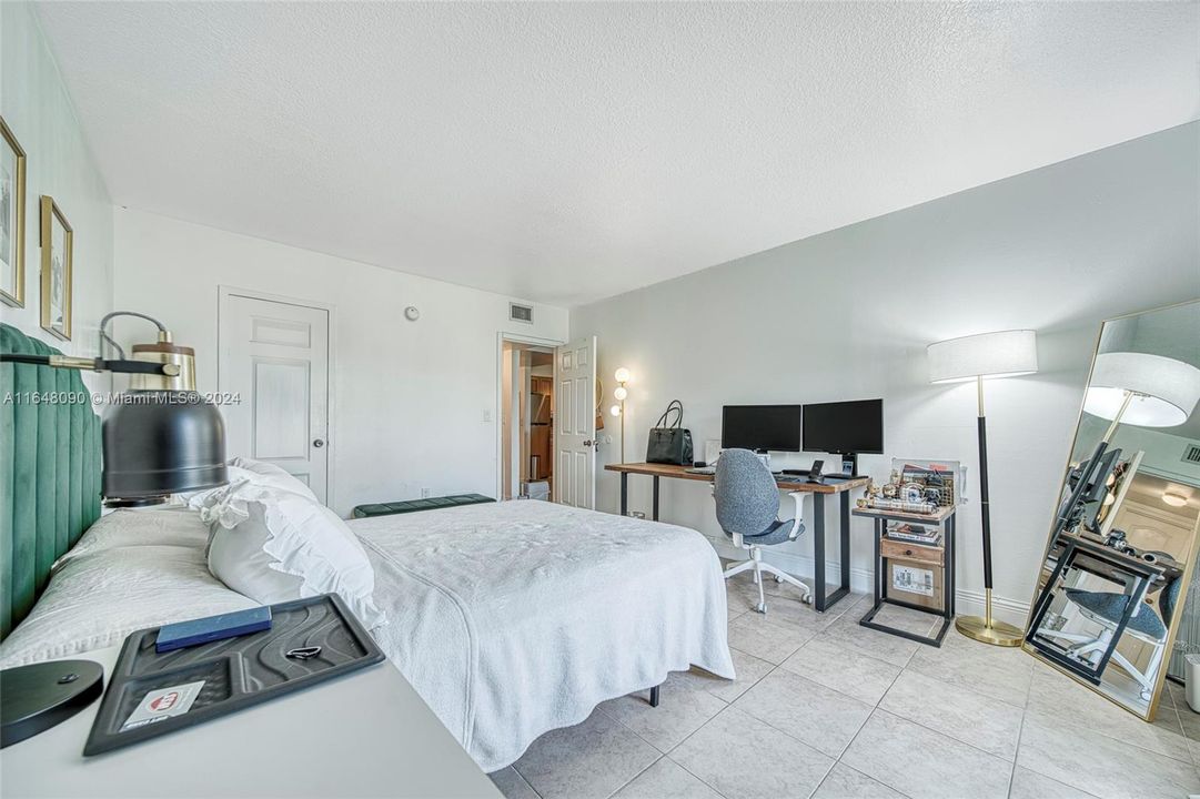 Active With Contract: $2,050 (1 beds, 1 baths, 810 Square Feet)