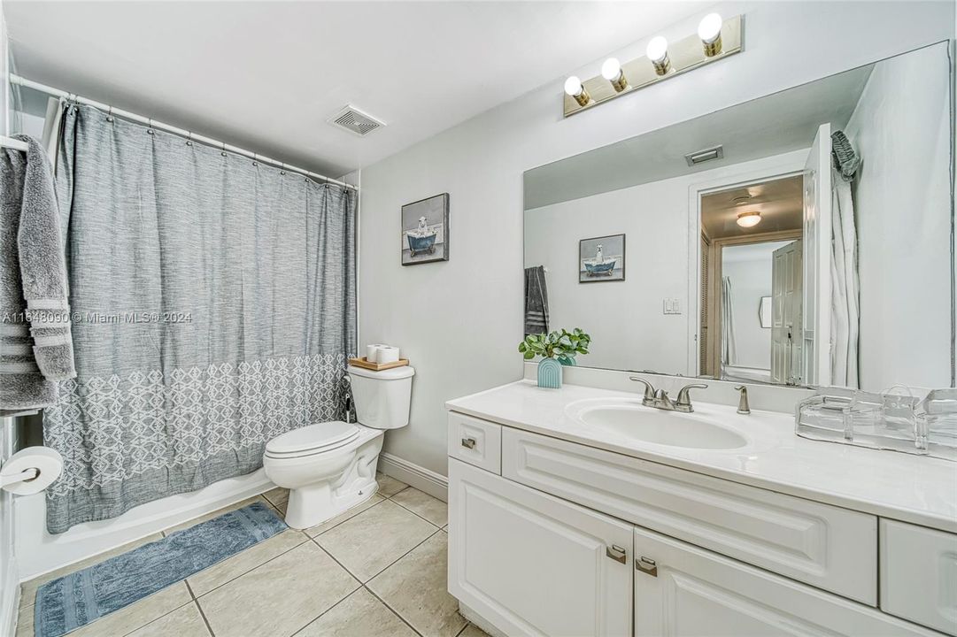 Active With Contract: $2,050 (1 beds, 1 baths, 810 Square Feet)