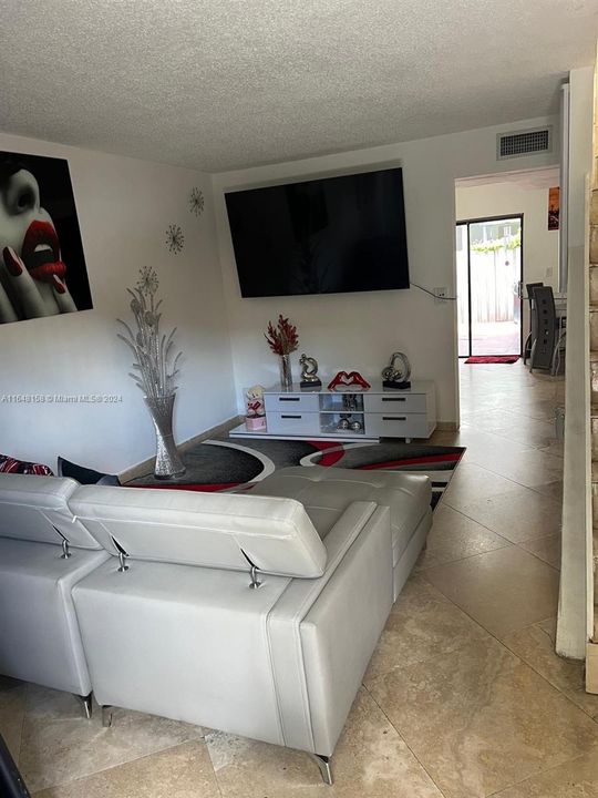 Recently Rented: $2,400 (2 beds, 1 baths, 1208 Square Feet)