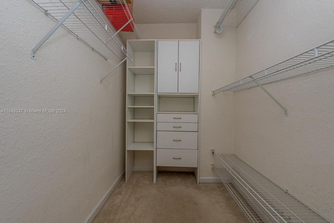 For Sale: $365,000 (1 beds, 1 baths, 835 Square Feet)