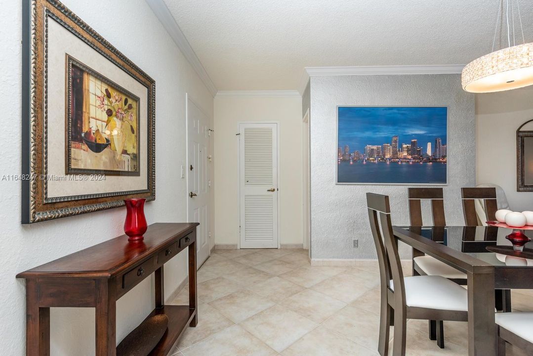 For Sale: $359,000 (1 beds, 1 baths, 835 Square Feet)