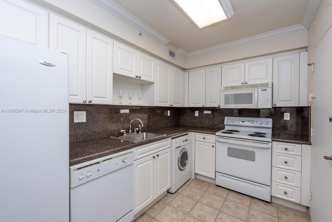 For Sale: $365,000 (1 beds, 1 baths, 835 Square Feet)