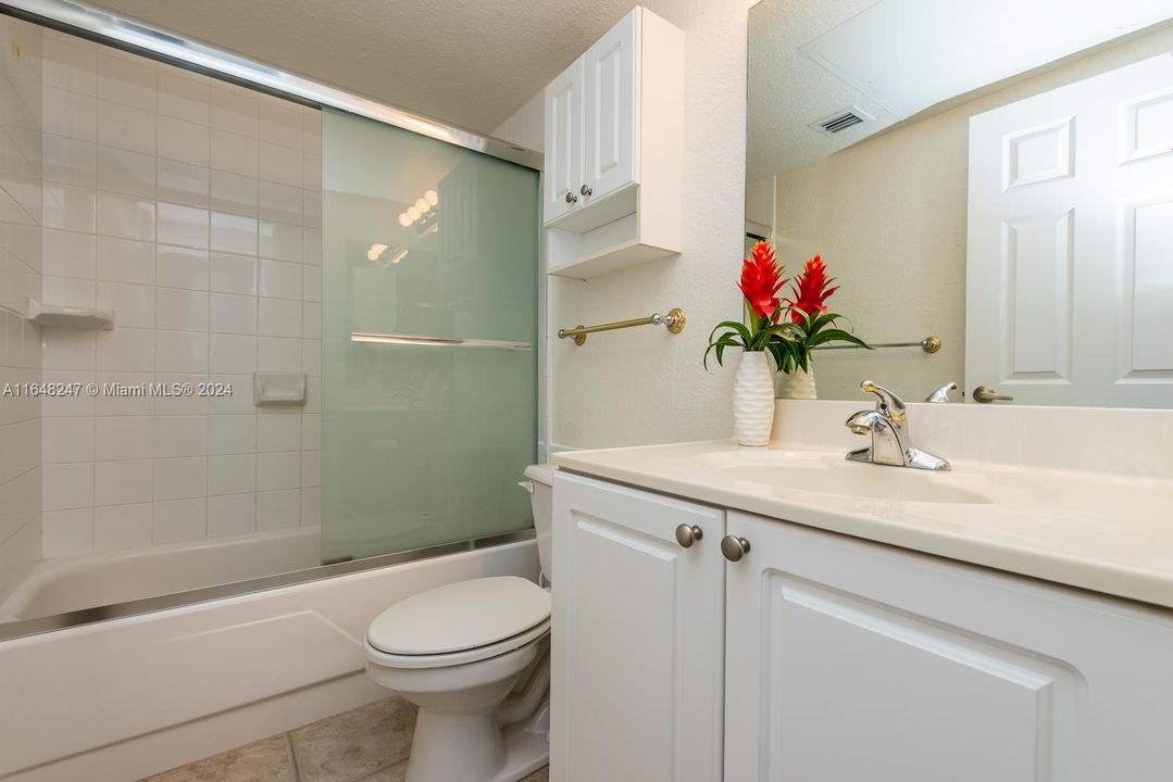 For Sale: $359,000 (1 beds, 1 baths, 835 Square Feet)