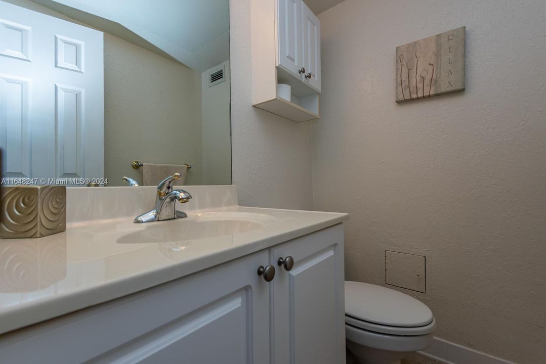 For Sale: $365,000 (1 beds, 1 baths, 835 Square Feet)