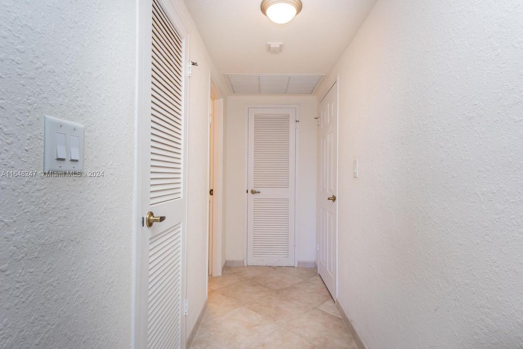 For Sale: $359,000 (1 beds, 1 baths, 835 Square Feet)