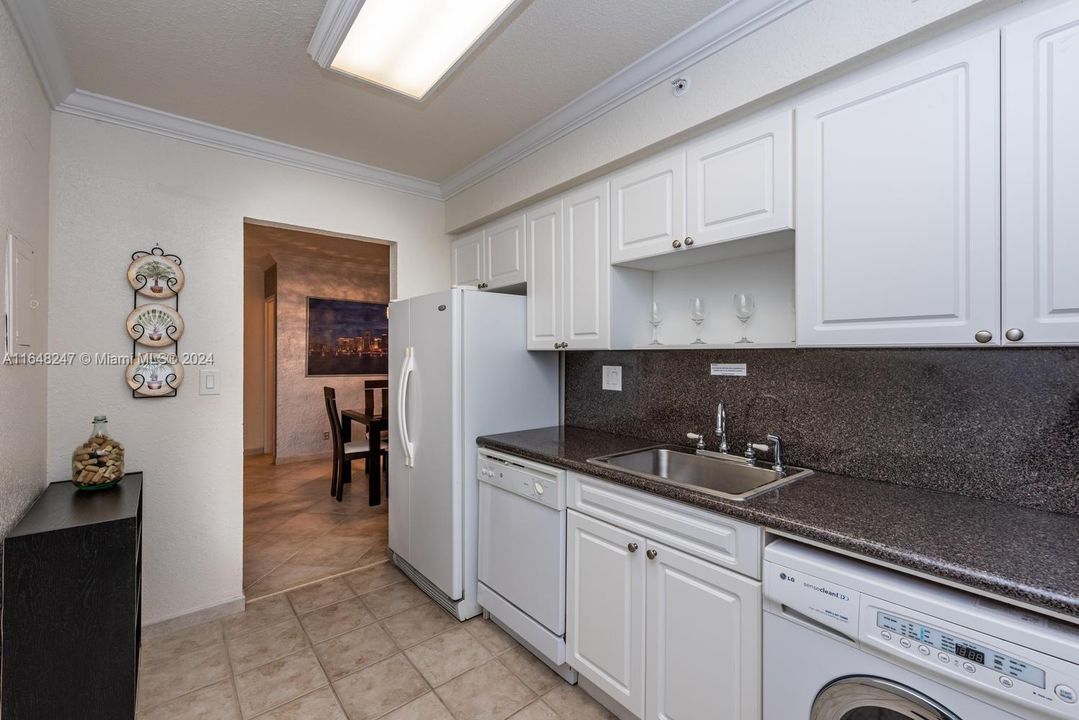 For Sale: $365,000 (1 beds, 1 baths, 835 Square Feet)