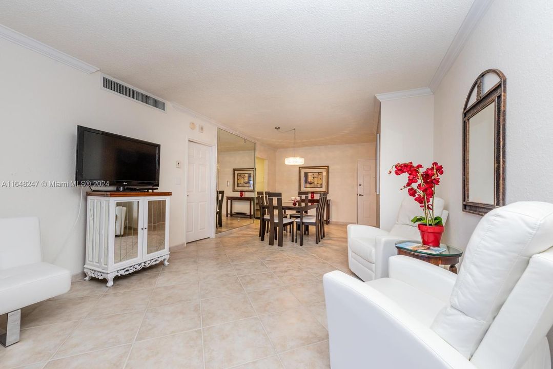 For Sale: $365,000 (1 beds, 1 baths, 835 Square Feet)