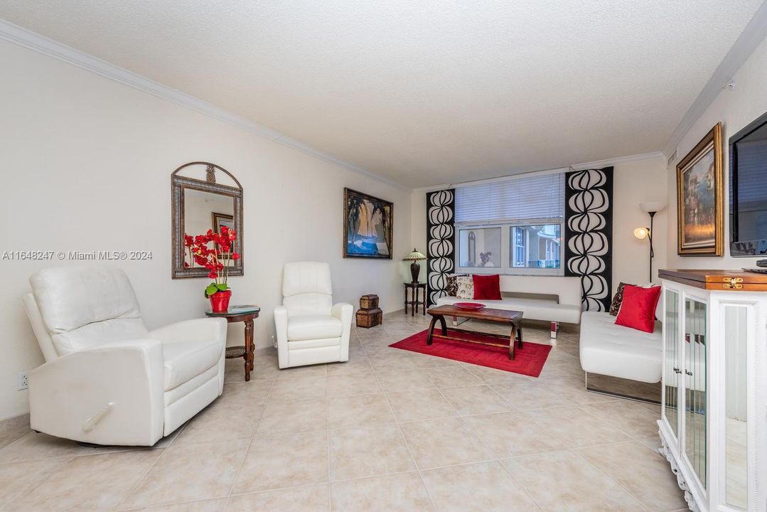 For Sale: $359,000 (1 beds, 1 baths, 835 Square Feet)