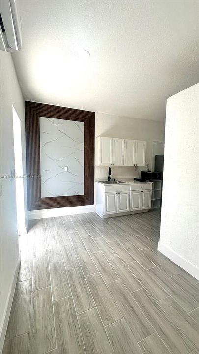 For Rent: $1,600 (1 beds, 1 baths, 2572 Square Feet)