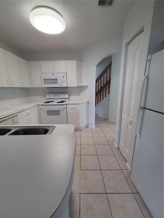 Active With Contract: $2,800 (3 beds, 2 baths, 1300 Square Feet)