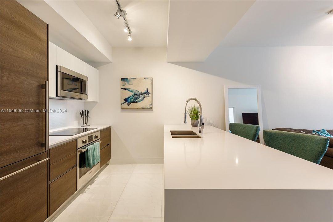 Active With Contract: $3,650 (1 beds, 1 baths, 703 Square Feet)